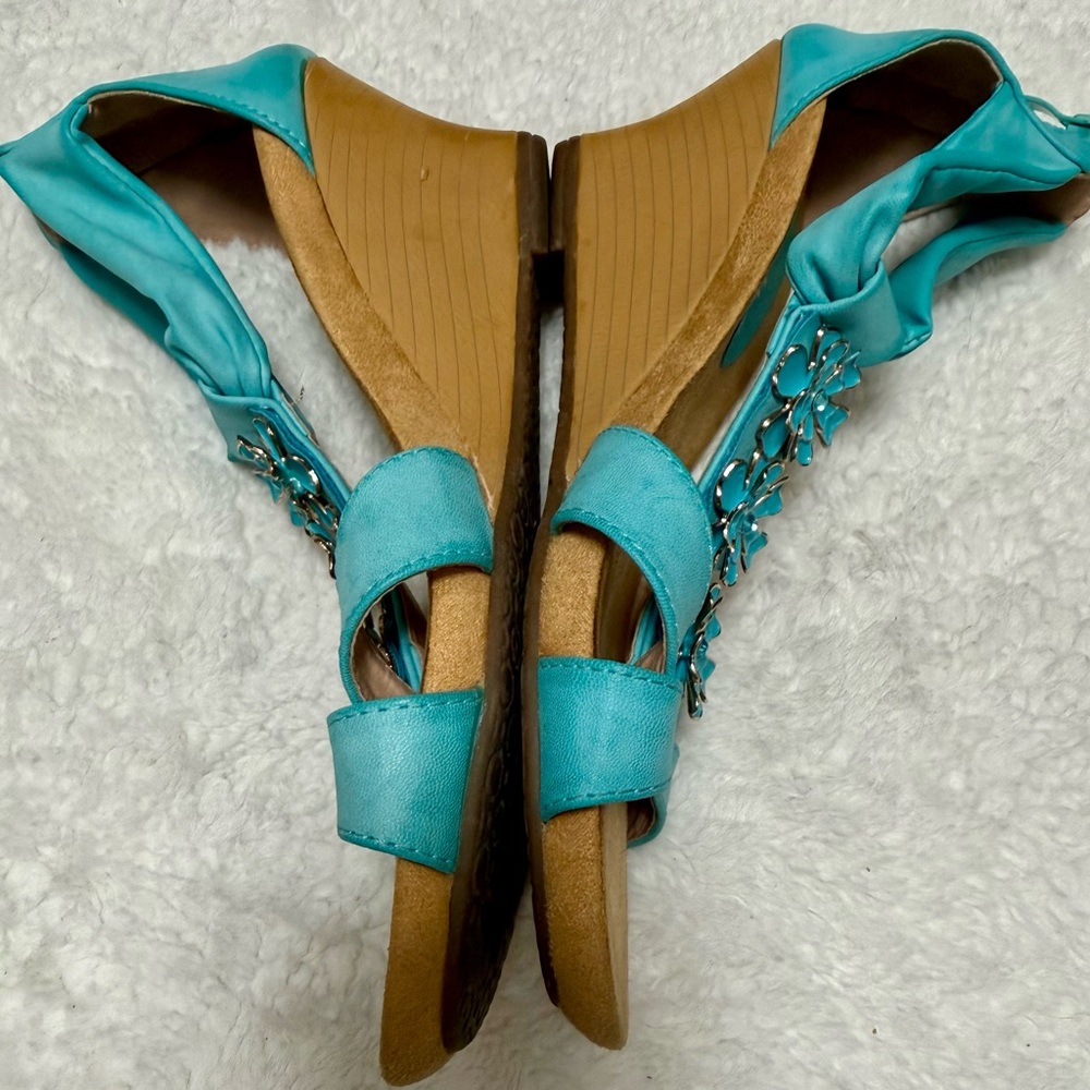 Patrizia Spring Step Teal Wedge T-strap Floral Jeweled Comfort Resort Shoes 7 - Picture 4 of 15